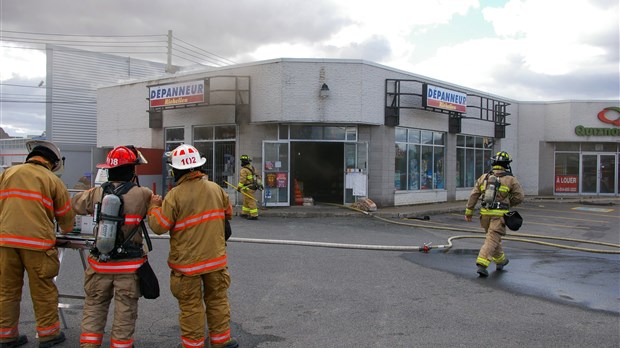 Un dépanneur est la proie des flammes