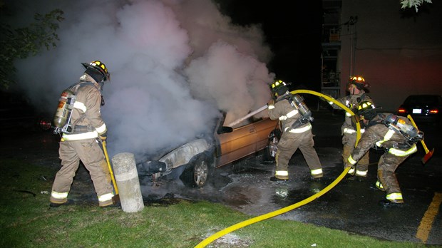 Véhicule en flammes à Chambly