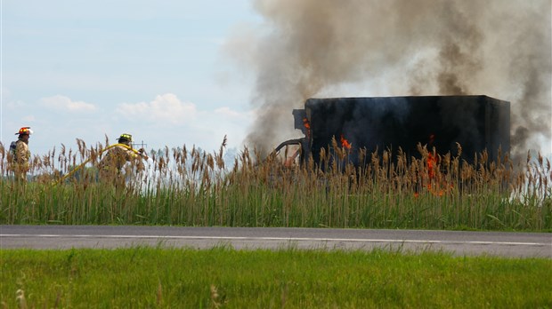 Camion en flammes sur la 10