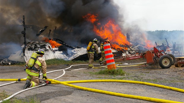 Un bâtiment de ferme incendié à Saint-Mathias
