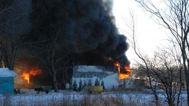 Un garage rasé par les flammes à Carignan