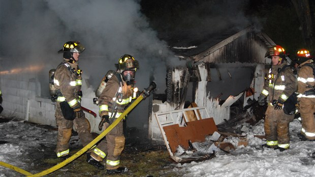 Garage en flammes à Carignan