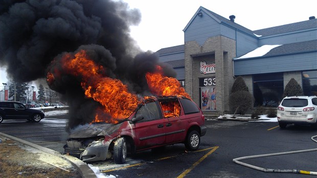 Véhicule en flammes à Chambly