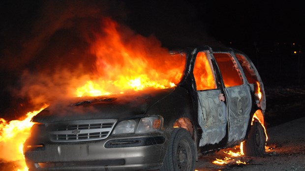 Camionnette en flammes à Carignan