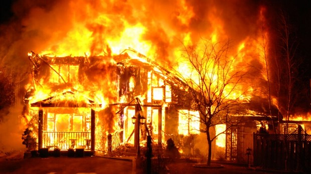 Un violent incendie détruit une maison à Carignan