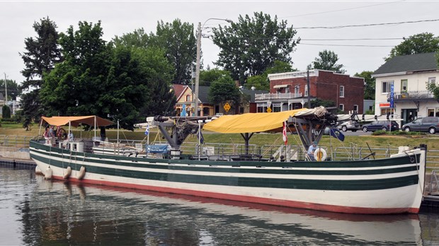 Le Lois McClure accoste à Chambly