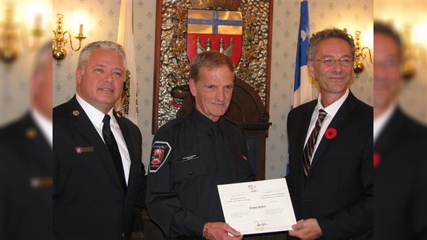 Chambly honore le pompier Jacques Robert pour ses 40 ans de services