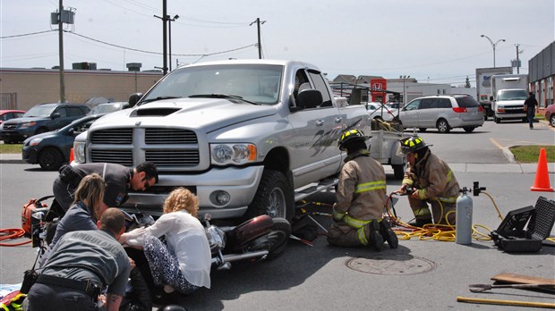 Collision entre un pick-up et une moto à Chambly