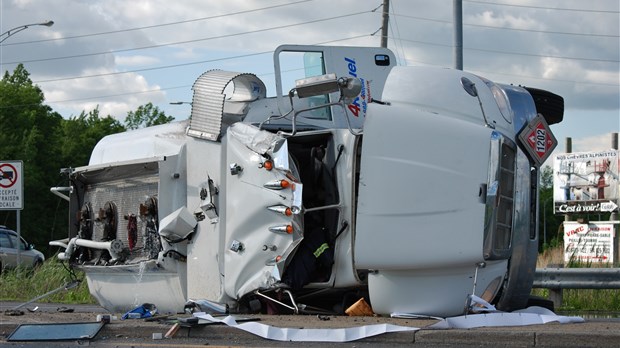 Un camion-citerne se renverse à Chambly