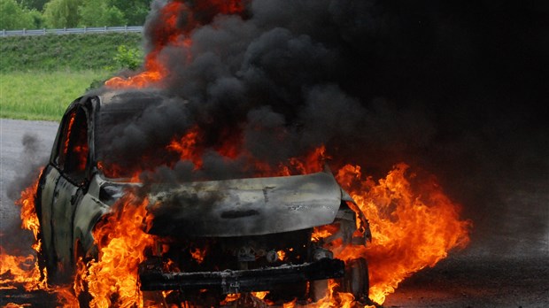 Un véhicule prend feu sur le chemin Brunel