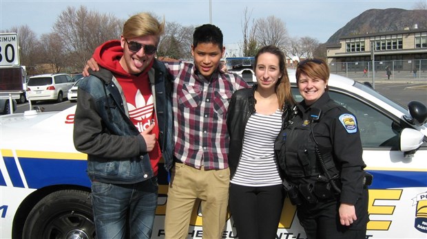 Trois jeunes dans la vie d'un policier le temps d'une journée
