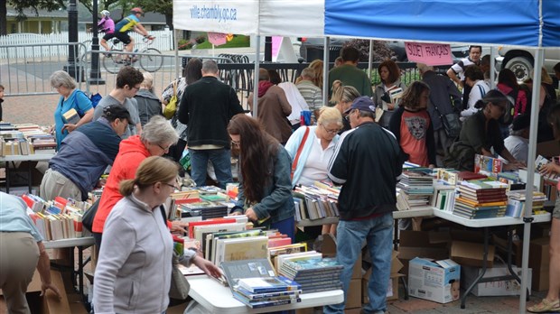 Près de 1800 $ pour le Carrefour familial du Richelieu grâce à la vente de livres usagés