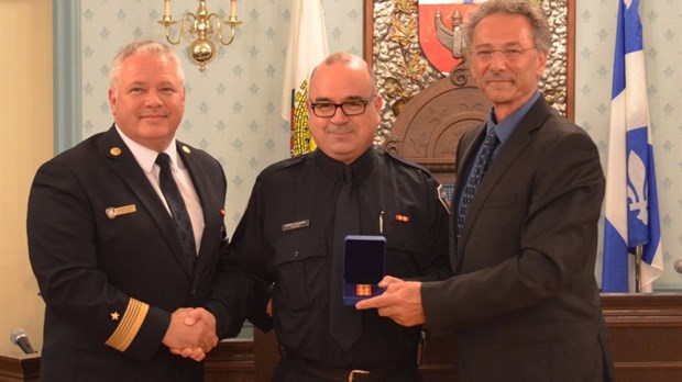 Pompier honoré pour ses 30 années de services distingués à Chambly