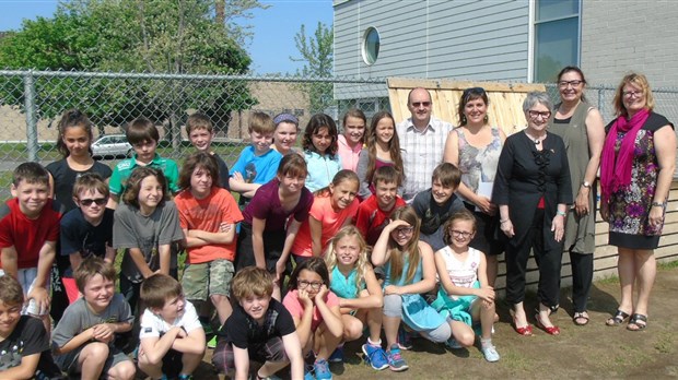 La députée Claire Samson de la circonscription d’Iberville inaugure le site de compostage de l’école de Monnoir.