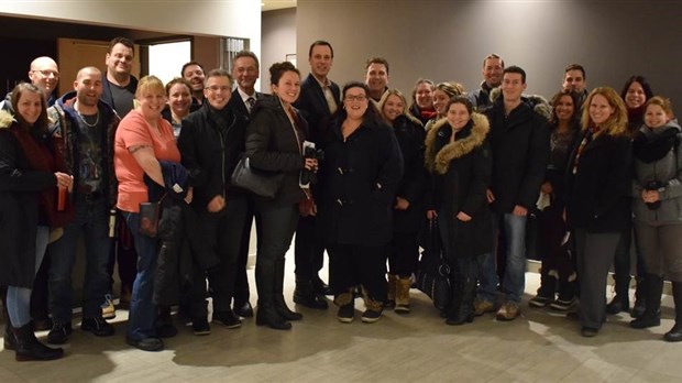 Salle comble au conseil des commissaires pour le dépôt de la demande