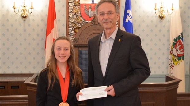Remise d’une bourse d’excellence à Marilou Rheault