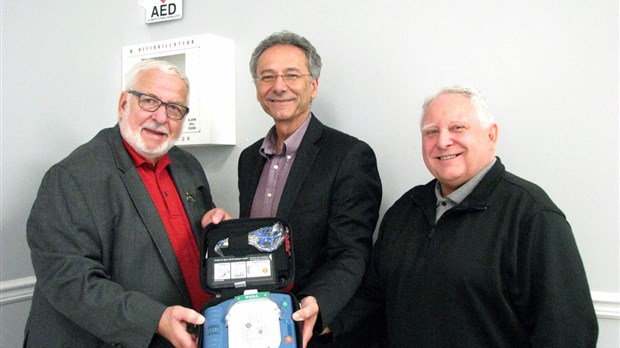 La Ville de Chambly offre un défibrillateur au Centre des aînés