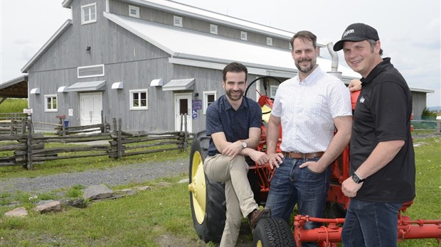 Matthew Dubé et Alexandre Boulerice visitent des entreprises locales dans le cadre de la tournée du lieutenant québécois du NPD