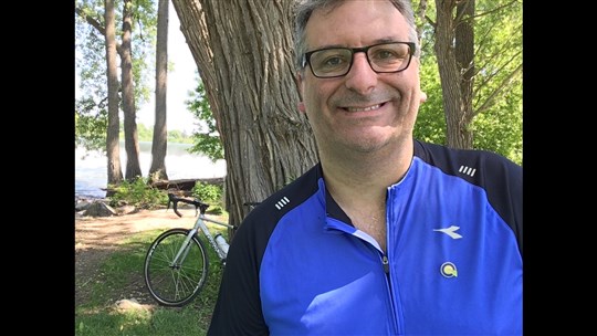 Christian Picard à vélo pour rencontrer les membres  et sympathisants du Parti Québécois de Chambly