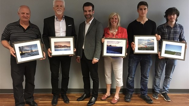 Matthew Dubé  inaugure l’exposition des photos des gagnants du concours « ma région est unique »