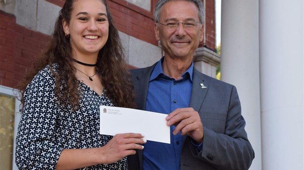 Remise d’une bourse d’excellence à Mégane Prince