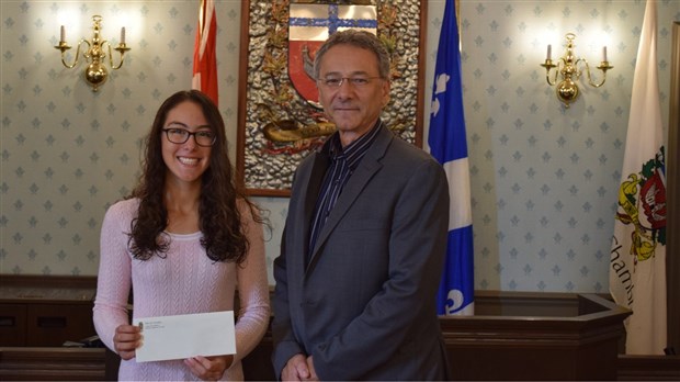 Remise d’une bourse d’aide à l’excellence  à une jeune citoyenne de Chambly