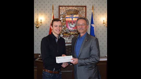 Le maire de la Ville de Chambly remet une bourse d’aide à l’excellence de 250 $ à Samuel Côté