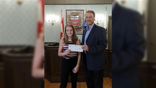 Léa Tardif reçoit une bourse d'aide à l'excellence du maire Denis Lavoie