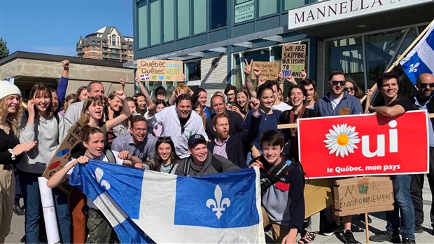 Yves-François Blanchet surpris par des étudiants de McMasterville 