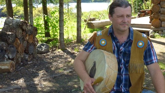 Le folk chanté de Mike Paul, de la nation Innu, célèbre bientôt l'automne à la Maison Amérindienne