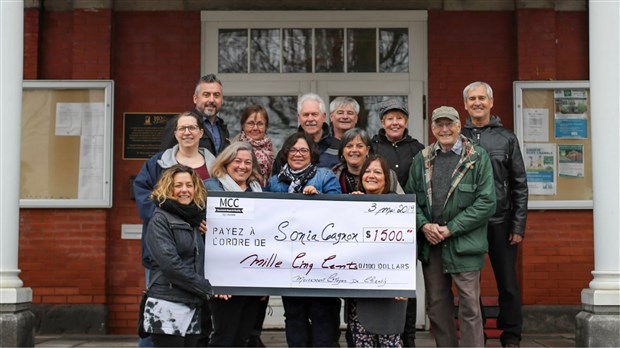 Le Mouvement citoyen de Chambly remet 1 500 $ à Madame Sonia Gagnon
