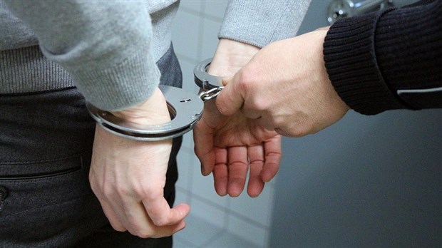 Un homme de 35 ans fait face à des accusations pour des infractions à caractère sexuel