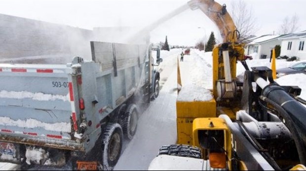 Report du ramassage de la neige dans les rues étroites du secteur Est de Carignan