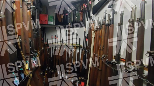 89 armes prohibées saisies chez un couple de trafiquants 