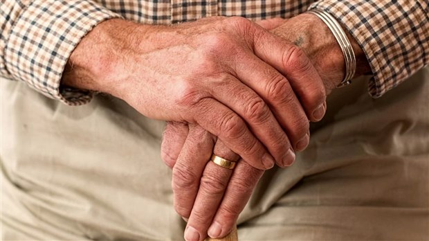 François Legault demande aux aînés de 70 ans et plus de rester à la maison 