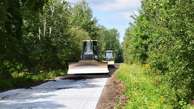 Une piste cyclable en cours d'aménagement, sur le boulevard De Périgny