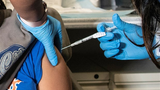 COVID-19: Les gens infectés devraient aussi être vaccinés