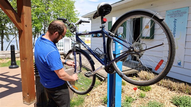 Installation de quatre stations de réparation de vélo à Chambly