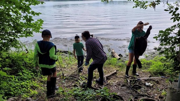 L’équipe du Fonds d’Emprunt Montérégie a nettoyé son premier espace vert