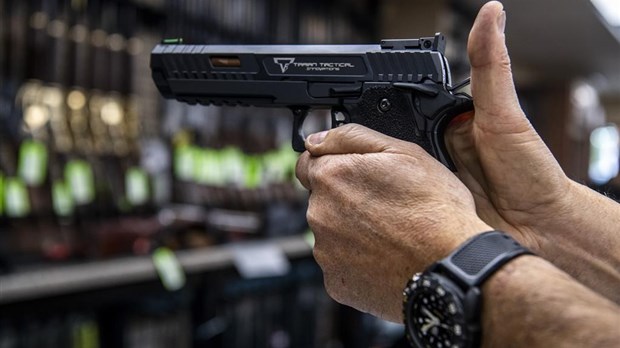 Armes de poing: le projet de loi C-21 ne tire pas sur la cible, disent les policiers