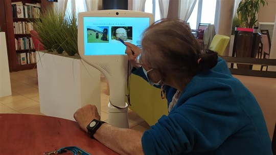 Cutii: un robot qui aide la socialisation et la stimulation des aînés