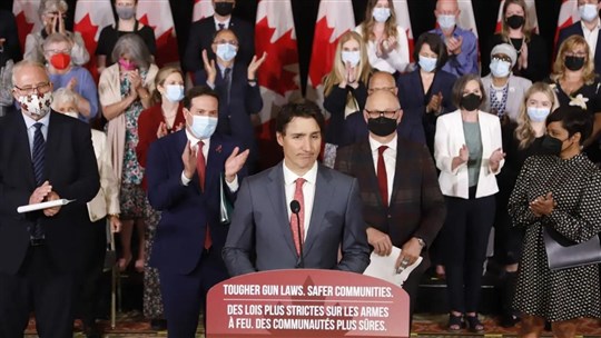 Armes de poing: Trudeau annonce un projet de loi pour instaurer un «gel national»