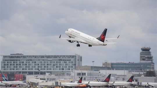 Le Canada rétablit les tests de dépistage aléatoires pour les voyageurs aériens