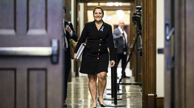 Freeland va de l'avant pour faire adopter des crédits d'impôt, exemptions de la TPS