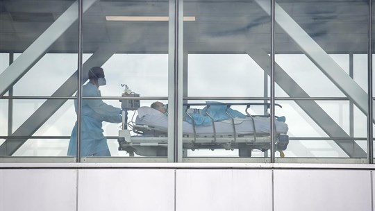 Le nombre de cas de COVID à l'hôpital a triplé en un mois