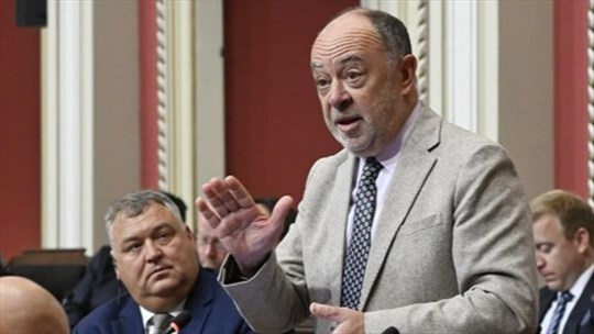 Projet de loi sur la rémunération: des médecins songent à quitter le Québec