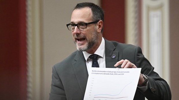 Immigration: Roberge opte pour une baisse modérée et vise 45 000 par année