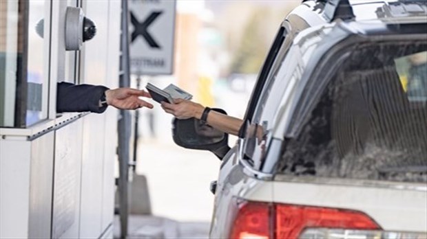 Les voyages de retour des Canadiens depuis les États-Unis ont diminué en mars