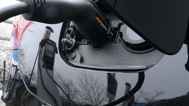 Ottawa remboursera les concessionnaires pour les remises impayées sur les VE