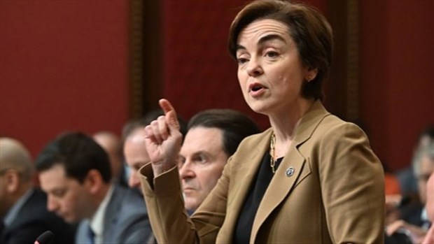 Christine Fréchette s'est fait questionner sur le PEQ par un député français